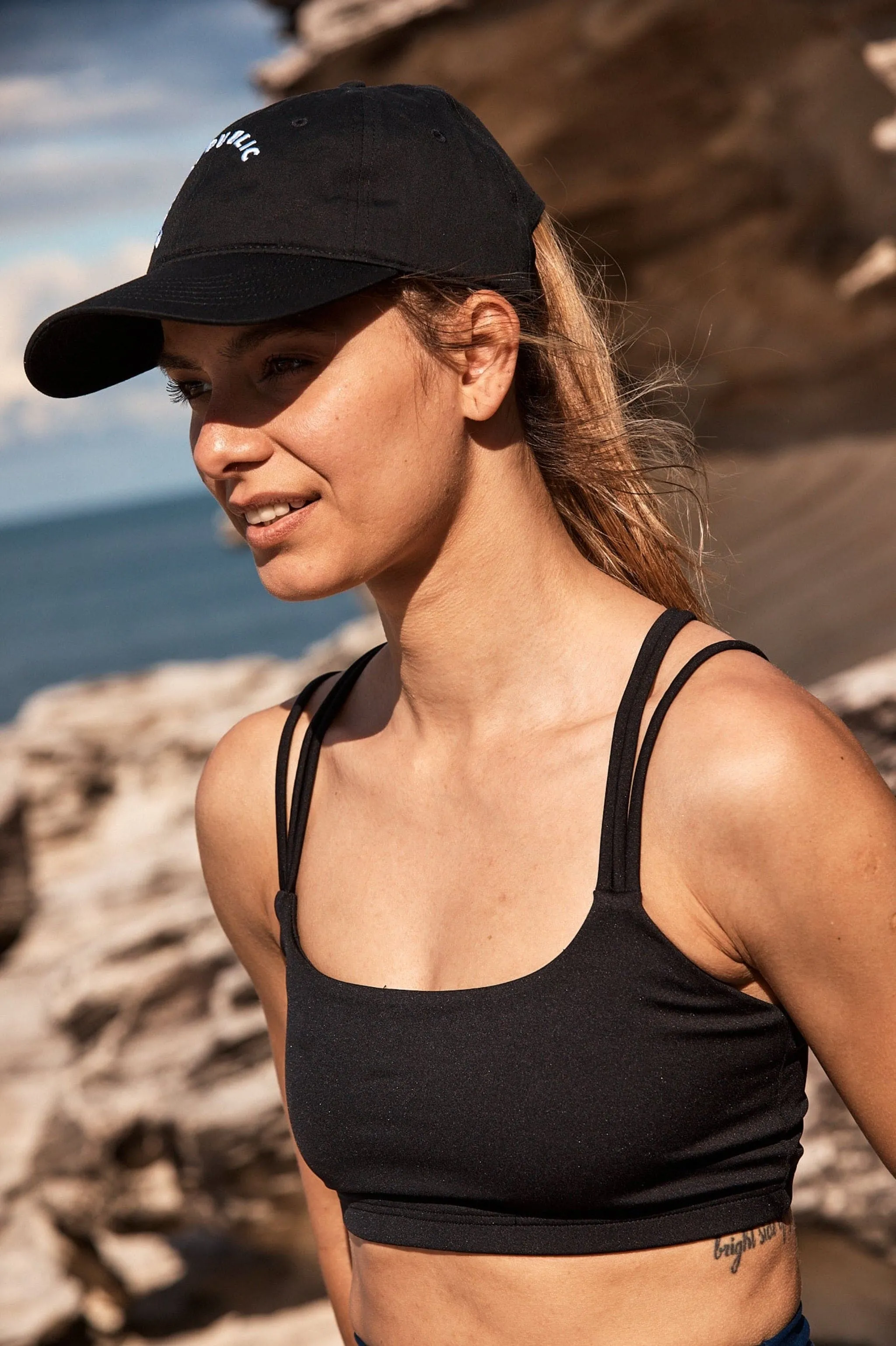 GIGI BLACK CROSS BACK SPORTS BRA